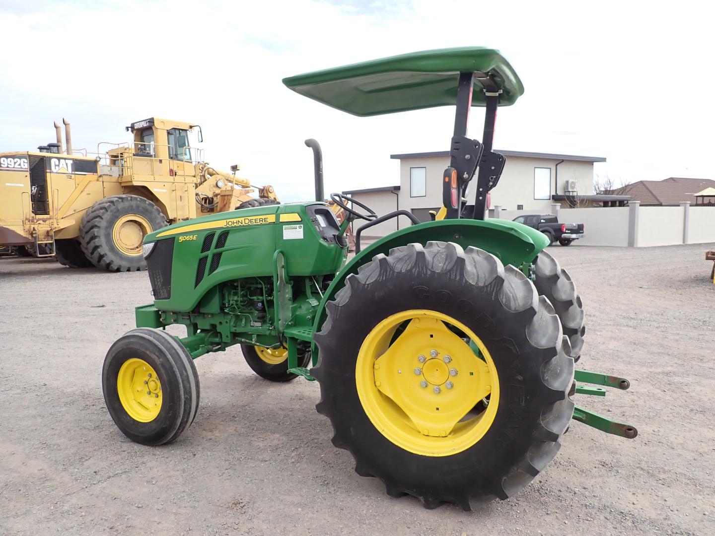 ./imagenes/INVOICE/2019/16432/TRACTOR JOHN DEERE_5065E (15).JPG